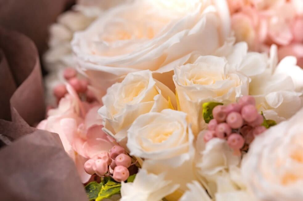 バラをあしらったブーケのクローズアップ写真